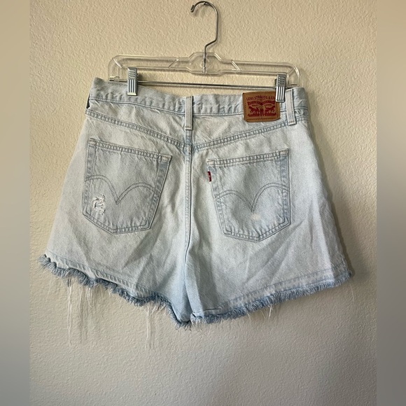 Levi’s Light Wash High Waisted Mom Distressed Jean Shorts Women’s Size 31/12 - Picture 4 of 14